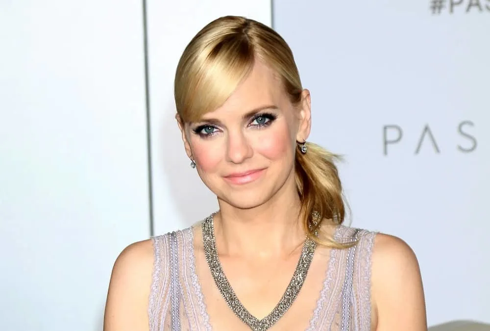 actress with blonde hair - Anna Faris