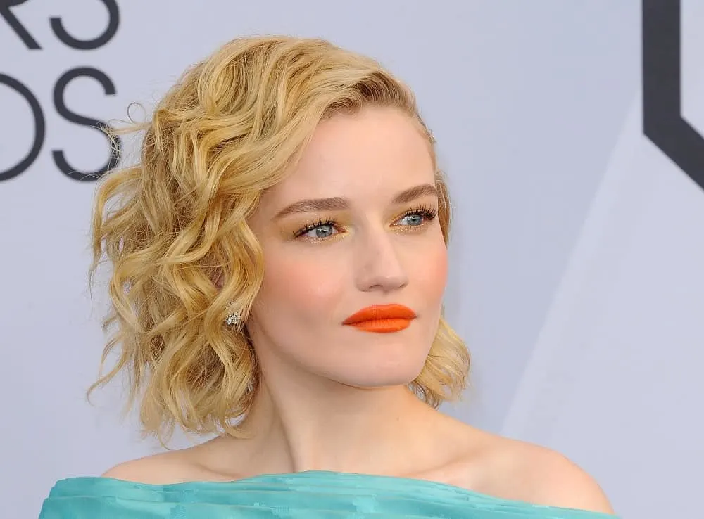 actress with blonde hair - Julia Garner