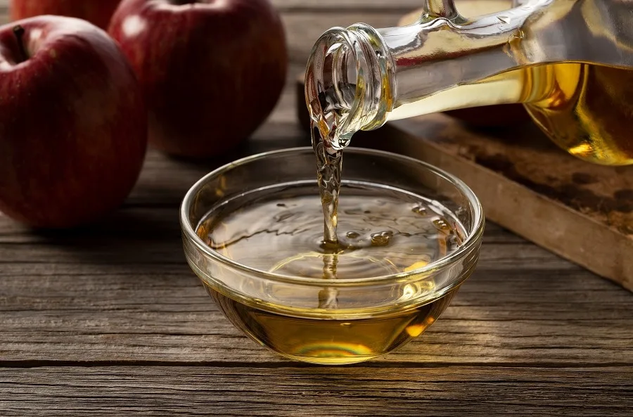 apple cider vinegar to brighten gray hair