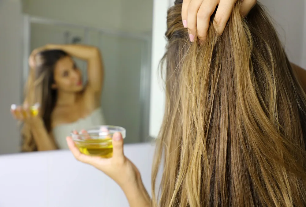 applying hot oil in hair