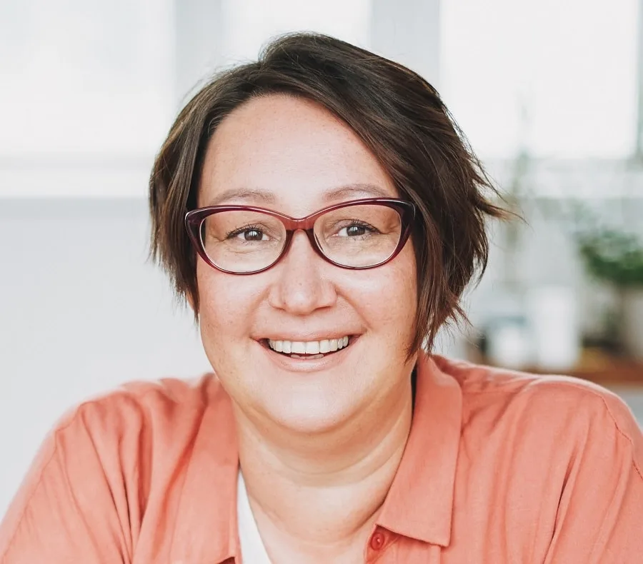 asymmetrical hairstyle for overweight women with oval faces