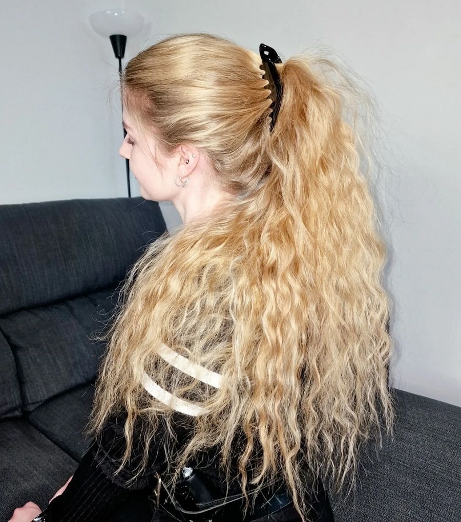 banana clip hairstyle for frizzy hair