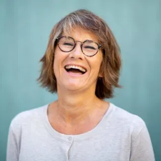 bangs for over 60 with glasses