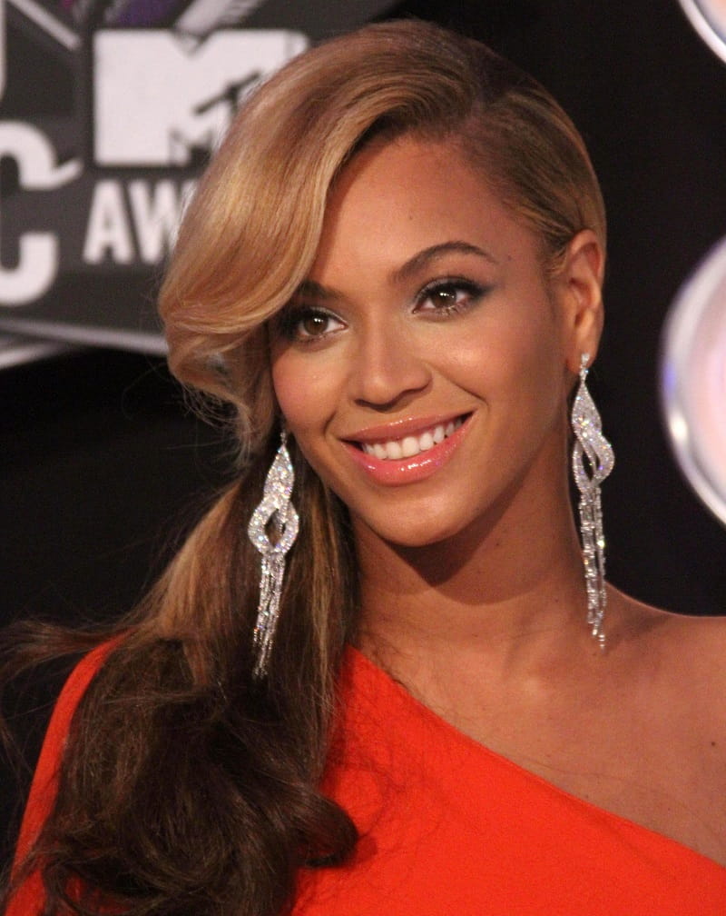 beyonce's side part ponytail