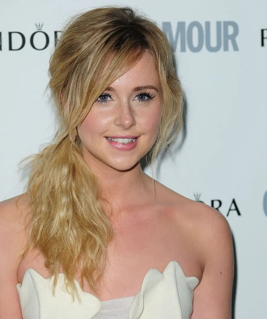 blonde celebrity singer Diana Vickers with blue eyes
