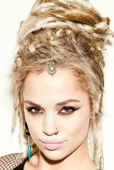 A Quick Guide to Blonde Dreads: 10 Styling Ideas