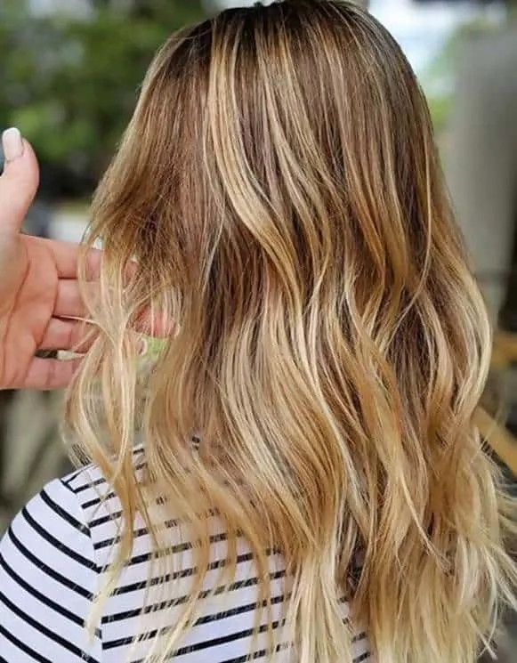 honey blonde hair with dark roots