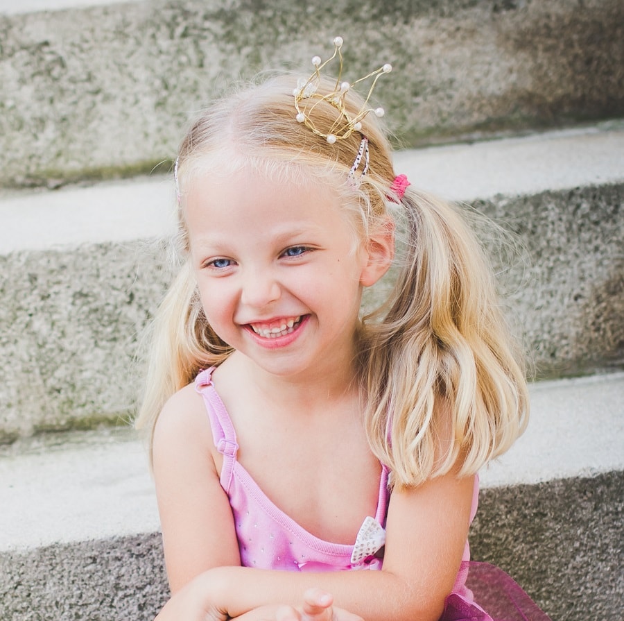 blonde hairstyle for flower girls