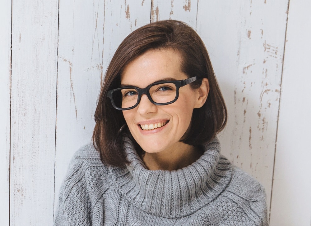 blunt bob for oval face with glasses