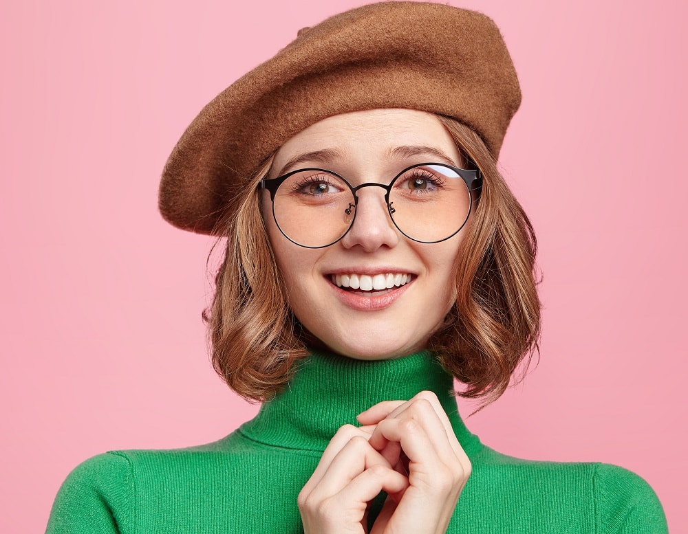 bob for round face women with glasses and beret