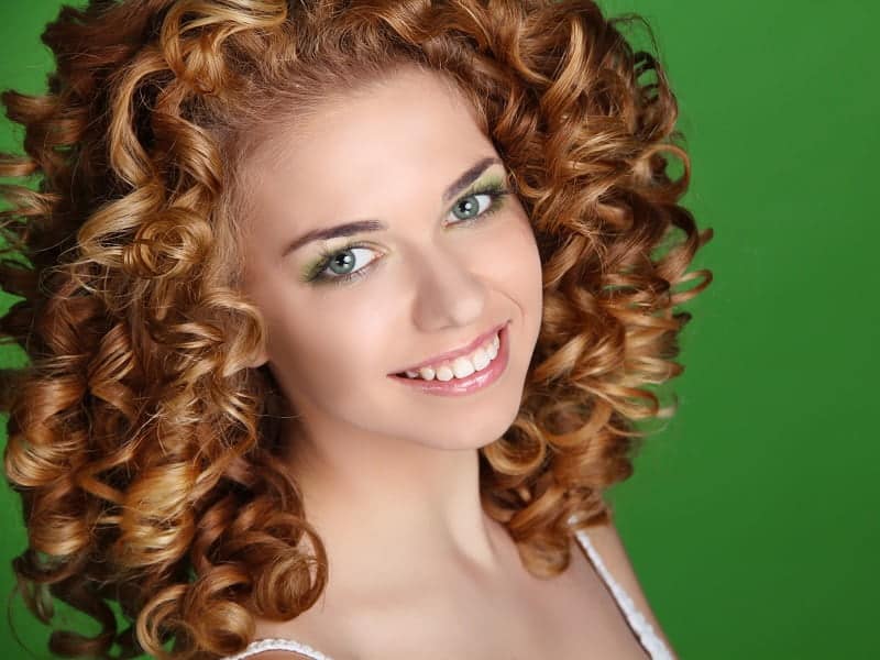 curly brown hair for green eyes