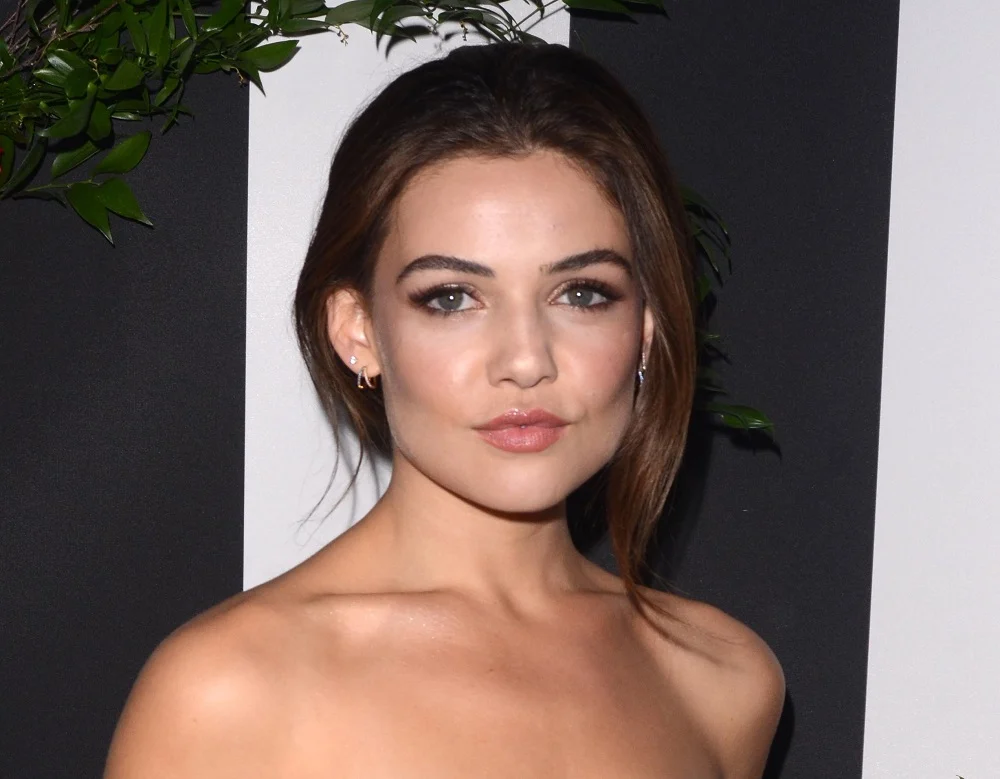 brunette actresses Under 30 - Danielle Campbell