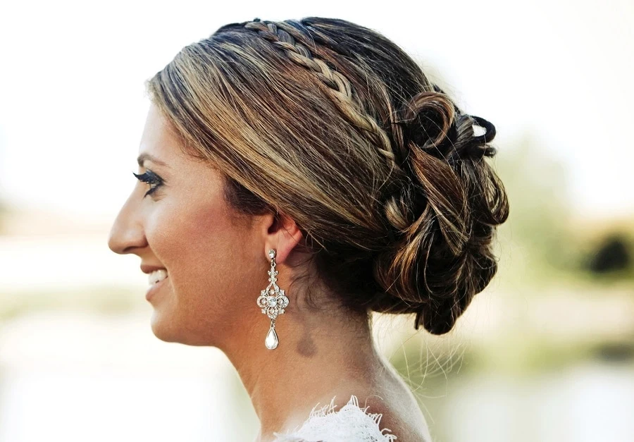 brunette wedding hairstyle with highlights