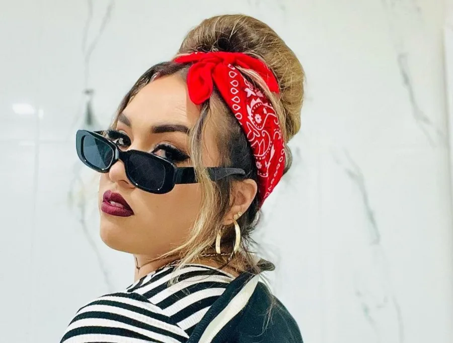 chola updo with bandana