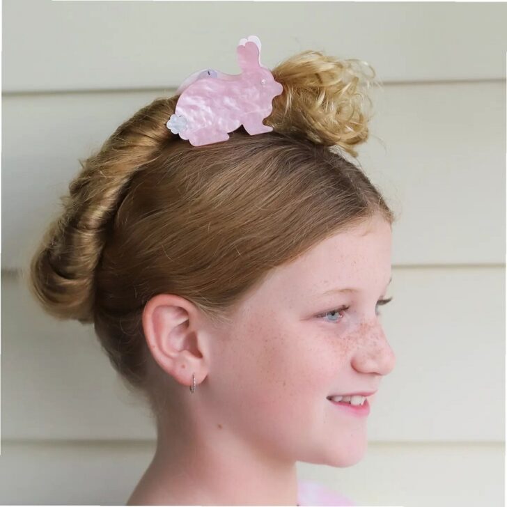 kids hairstyle with claw clip