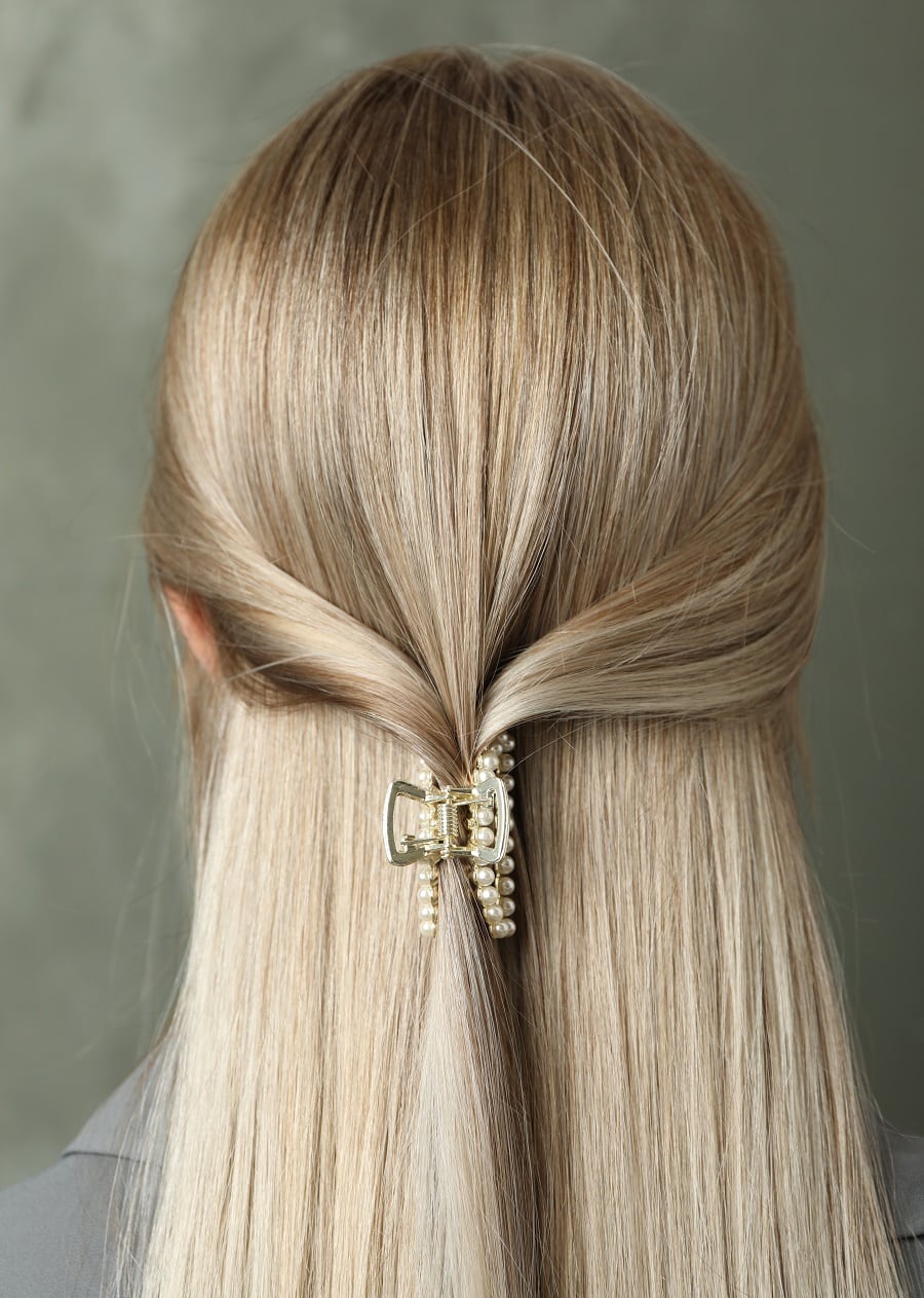 claw clip hairstyle with blonde hair