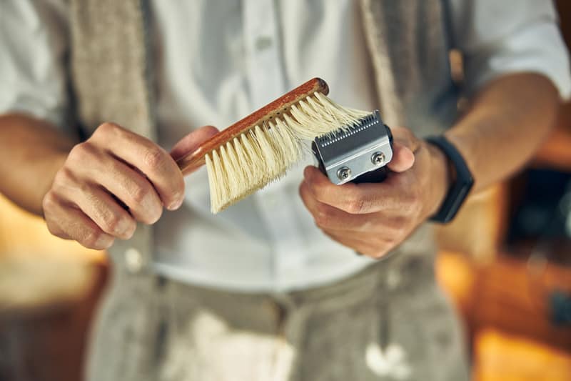 clean hair clipper with brush