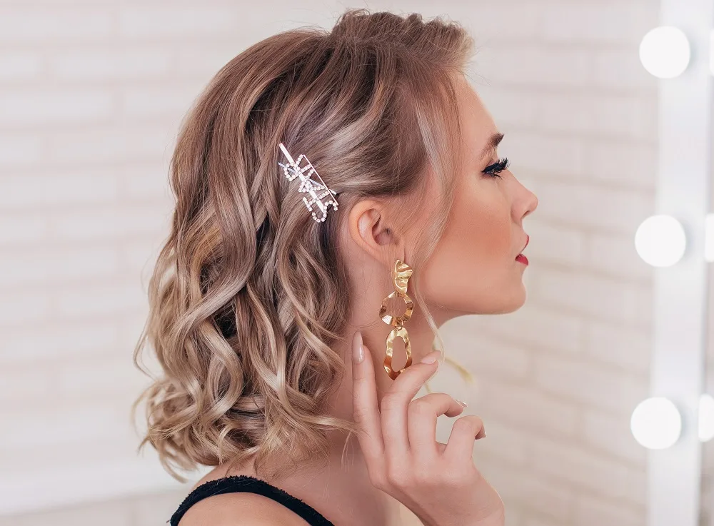 collarbone length hair with accessory