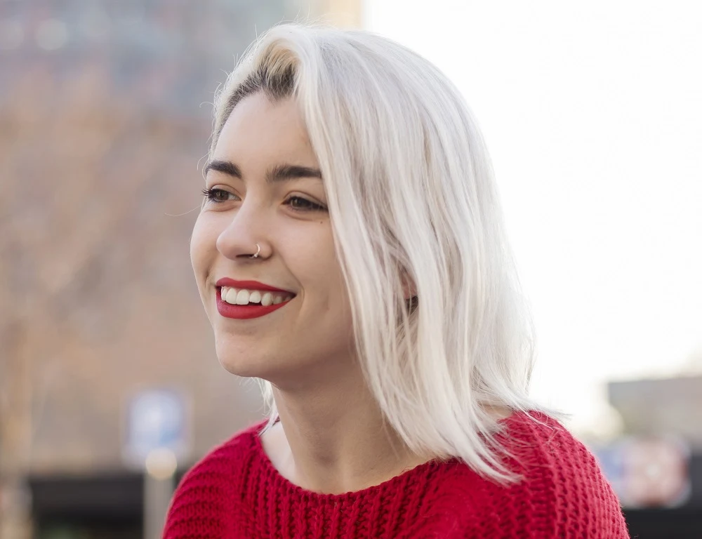 Platinum haircut at the length of the collarbone