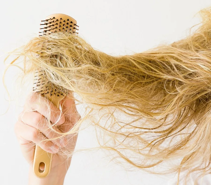 combing bleached hair can cause it to break