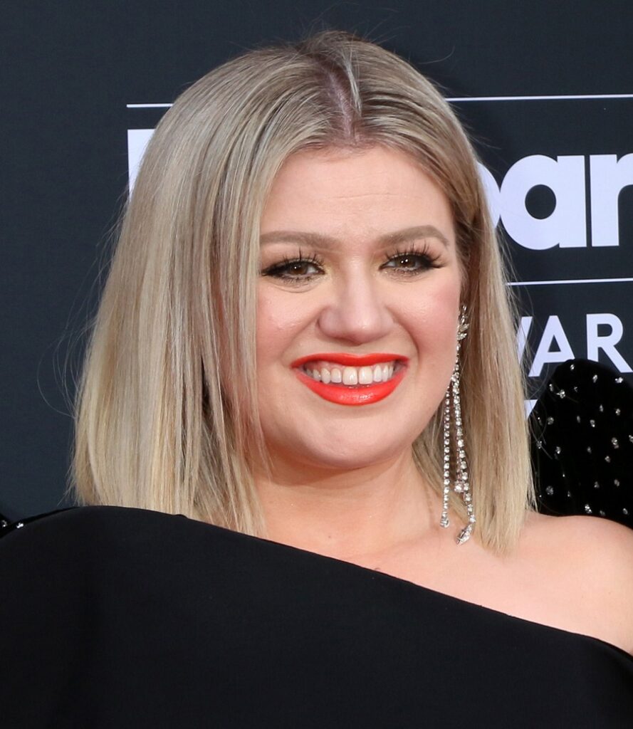 country singer Kelly Clarkson with straight blonde hair
