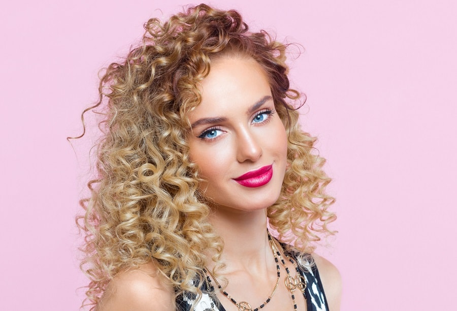 curly blonde hairstyle for big forehead