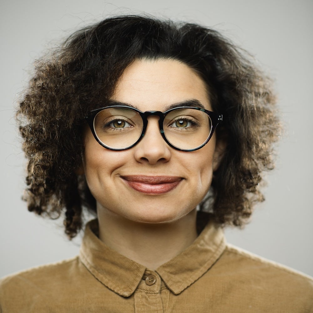 curly bob for round face women with glasses