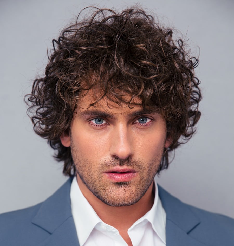 curly feathered hairstyle for men