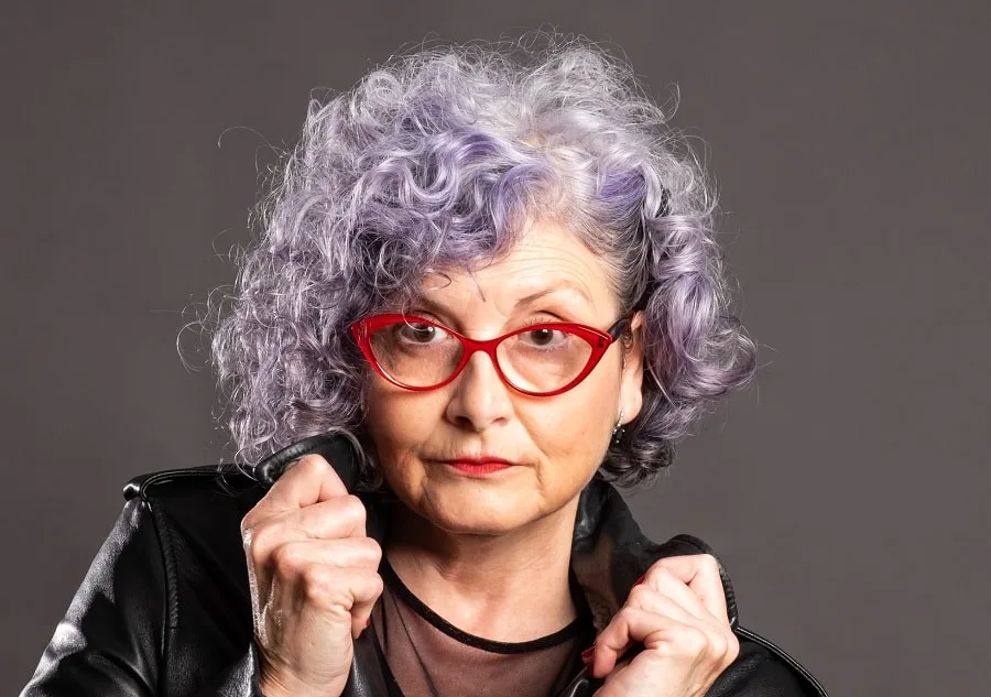 peinado gris rizado para mujeres mayores de 60 años