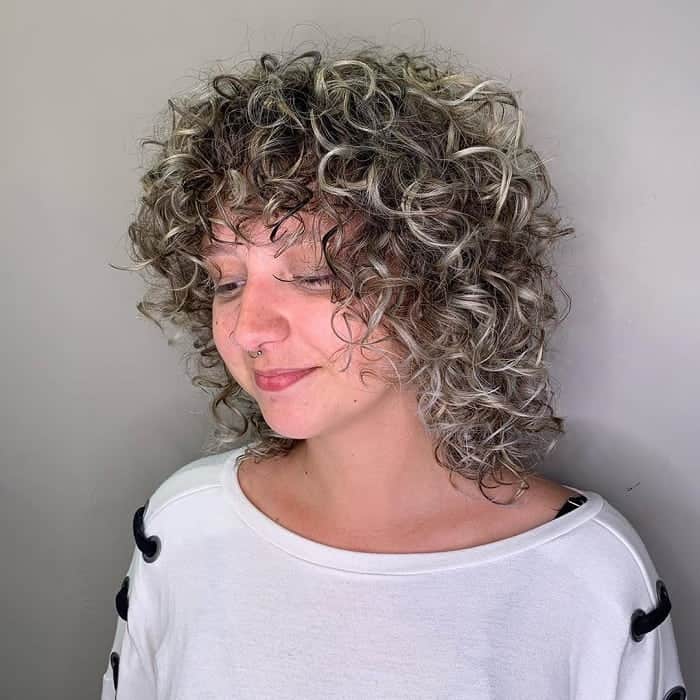 curly hair for round face women