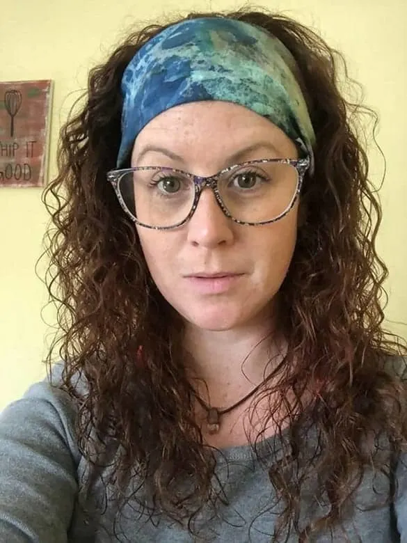 Headband with curly hairstyle