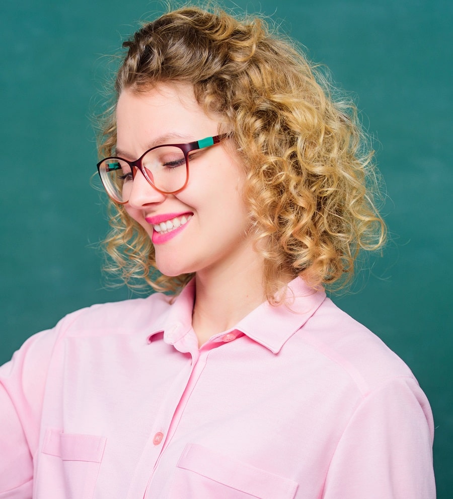 curly hairstyle for nerdy girls