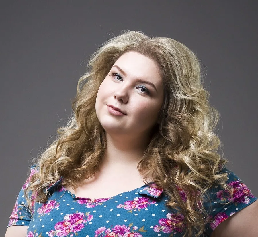 curly hairstyle for overweight women with double chin