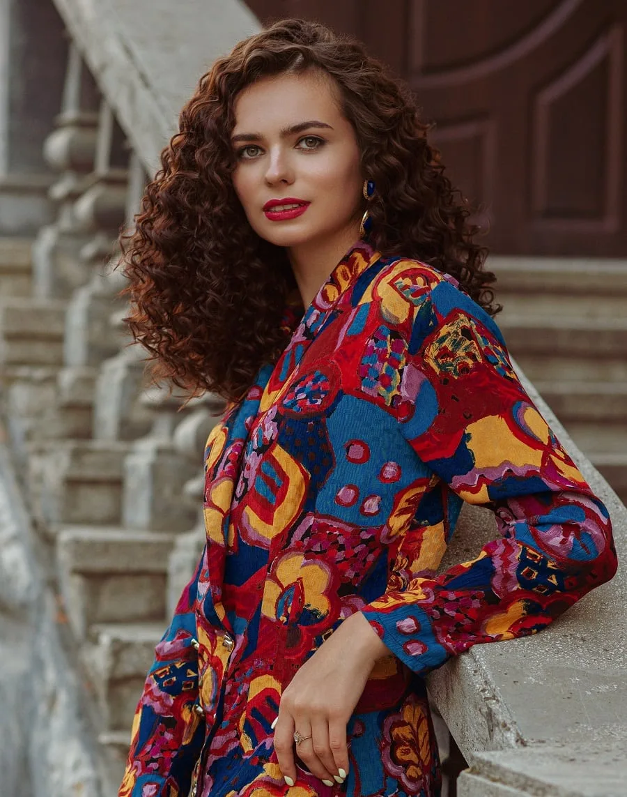 curly hairstyle for shirt dress
