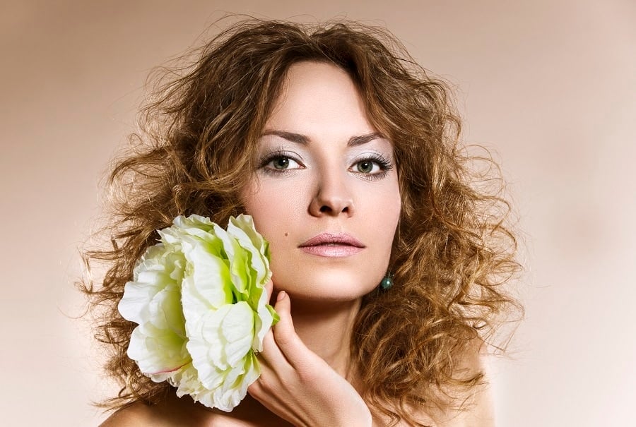 curly hairstyle for square face