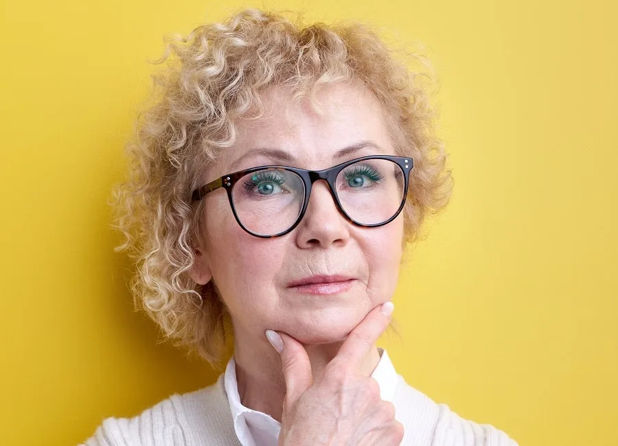 peinado rizado para mujeres mayores de 60 años con gafas