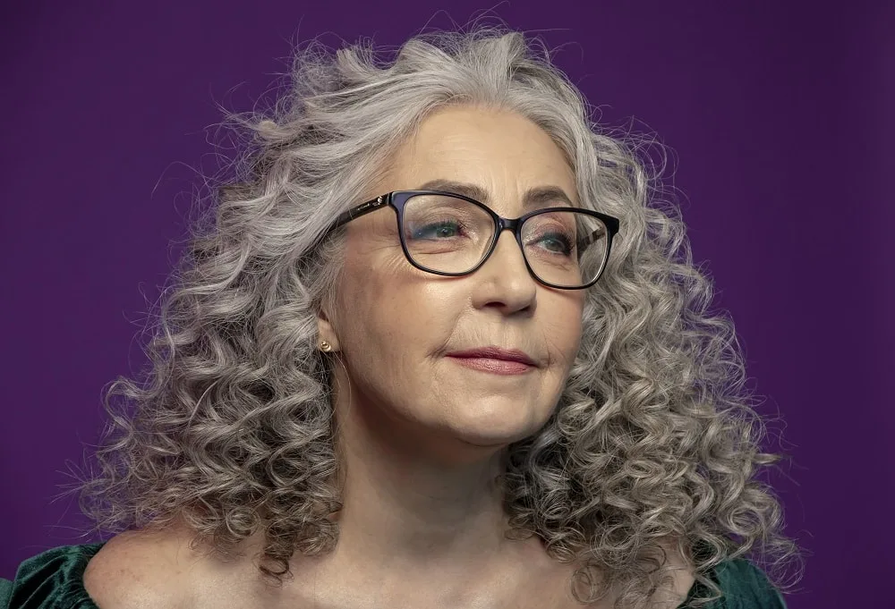 peinado en capas rizado para mayores de 50 años con gafas