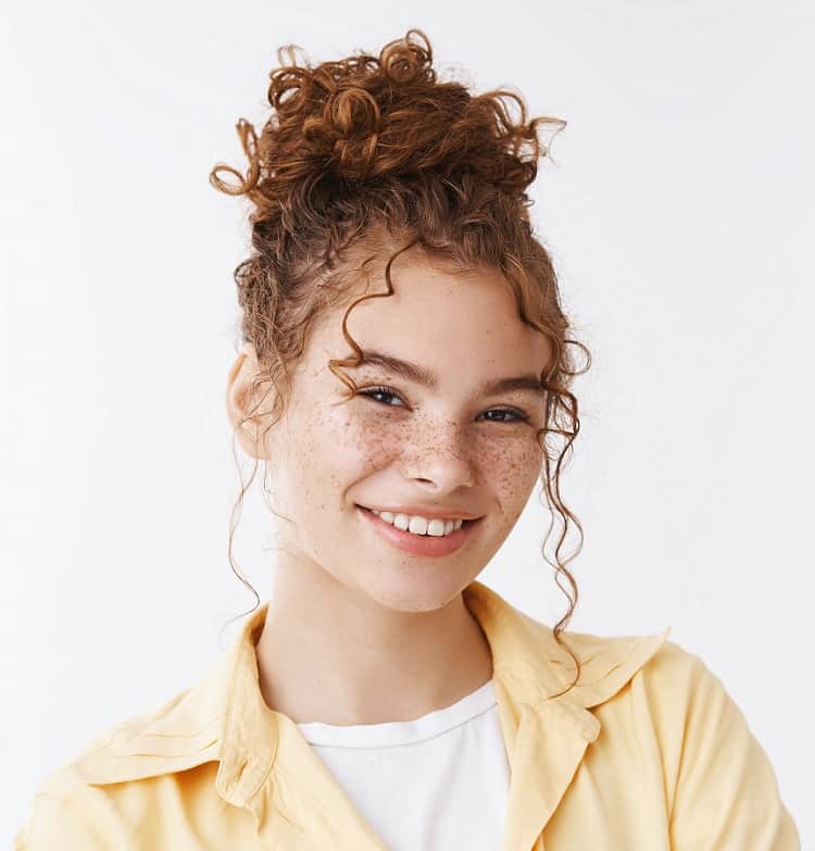 15 Smartest Messy Buns for Curly Hair [2021]