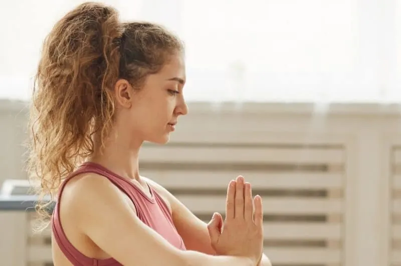 curly ponytail for yoga