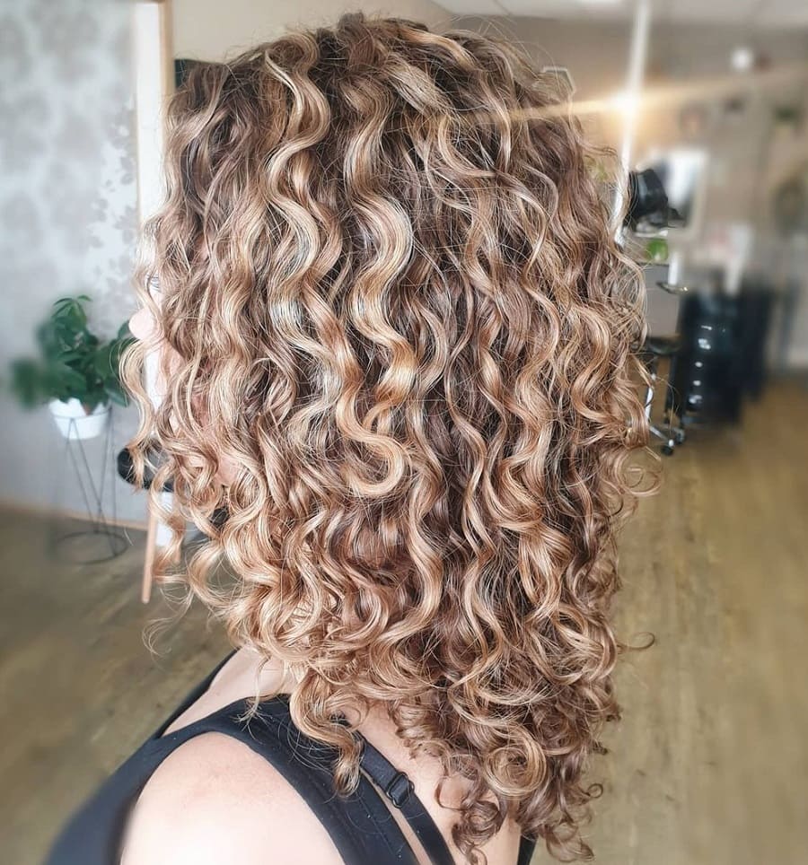 curly reverse balayage hairstyle