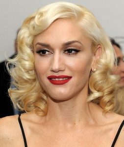 30 Enticing Loose Curls for Short Hair (2023 Trends)