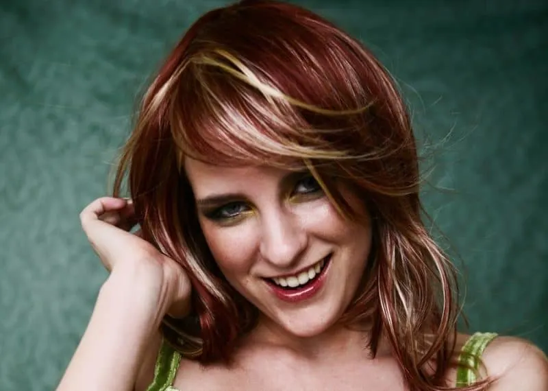 dark auburn red hair with blonde highlights