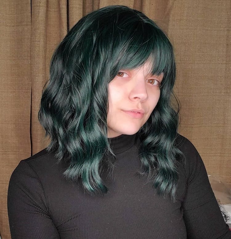 dark green hair