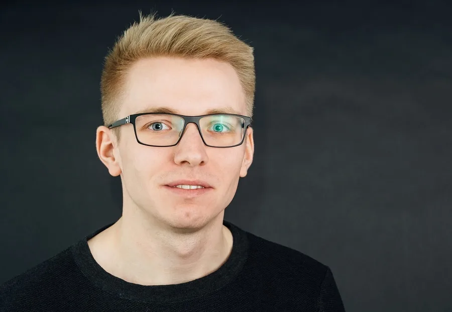dirty blonde hair for men with glasses