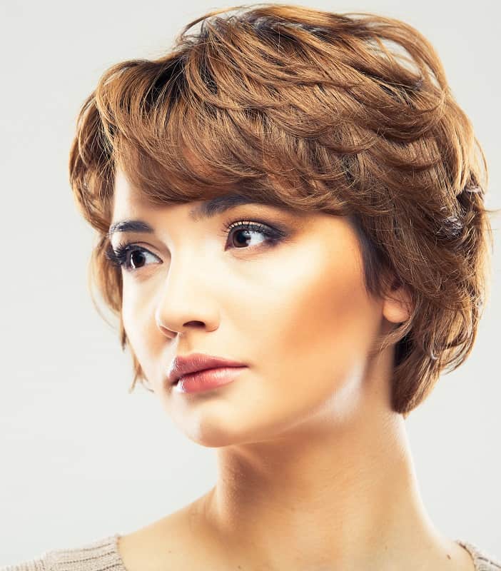 35 Modern Ways to Style A Feathered Bob in 2025