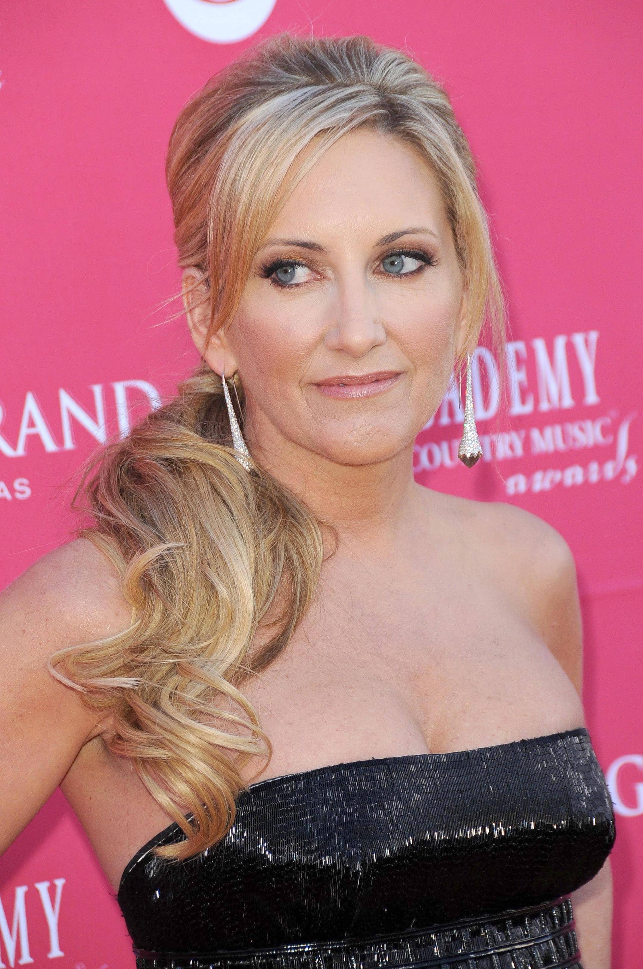 female country singer with long hair- Lee Ann Womack
