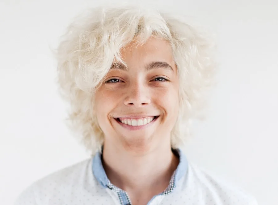 fluffy blonde hairsyle for men