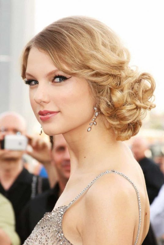 35 Formal Hairstyles for Women to Get A Red Carpet Look