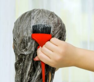 How Long to Leave Hair Color On to Cover Gray Hair?
