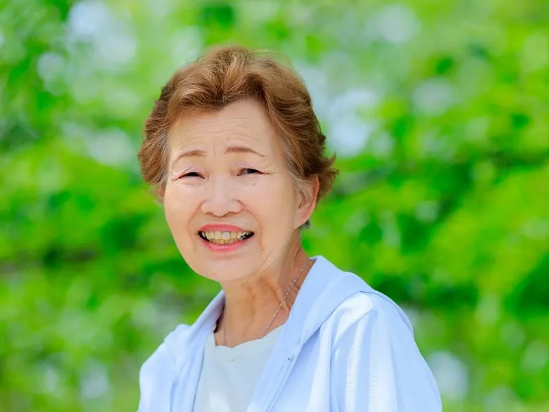 haircuts for older women with round face